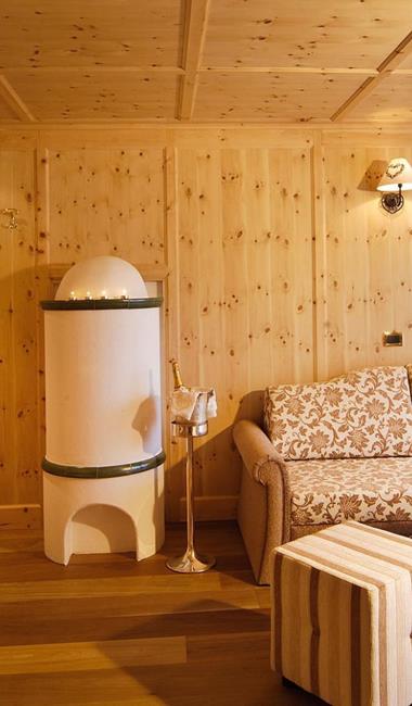 Der Wohnbereich der Suite Dolomites mit Bauernofen und Sitzecke