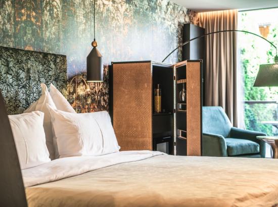 Suite Arte con letto matrimoniale, minibar, area soggiorno e terrazza