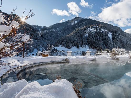 Der Outdoorpool mit Bergblick im Winter