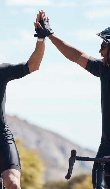 Zwei Mountainbiker geben sich ein High-Five
