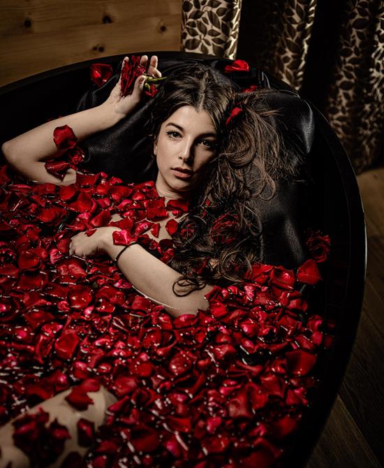 Una donna prende un bagno alle rose
