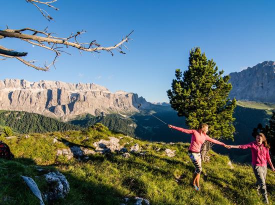 Ein Paar beim Wandern