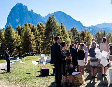 Un matrimonio all'aperto davanti al panorama delle Dolomiti