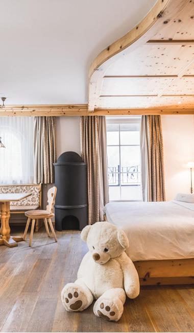 Junior suite Alpin with double bed, tiled stove and balcony