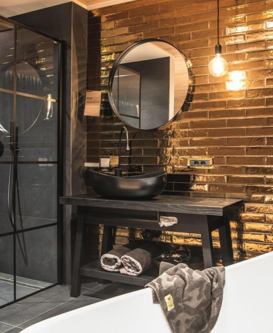 Das open-space Badezimmer des Sky Lofts mit Dusche, Waschtisch und Badewanne